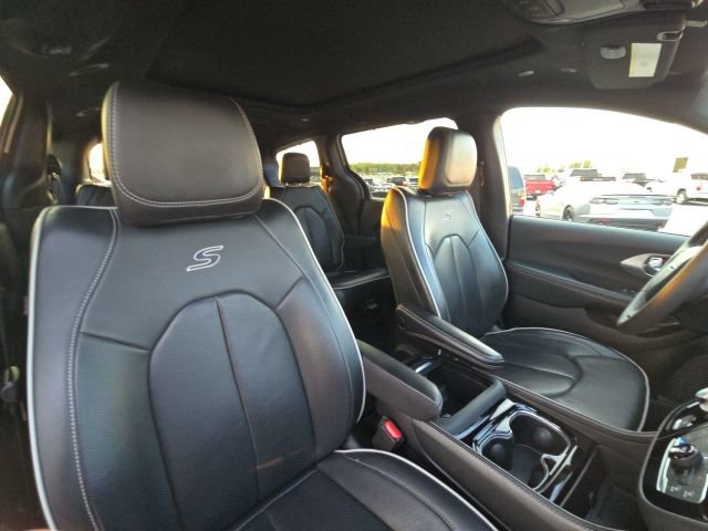 Used 2025 Chrysler Pacifica Limited FWD image 23