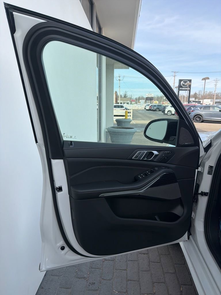 New 2026 BMW X7 M60i w/ Climate Comfort Package image 40