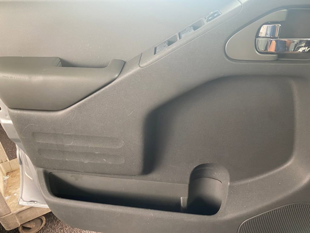 Used 2015 Nissan Frontier SV w/ SV Value Truck Package RWD image 12