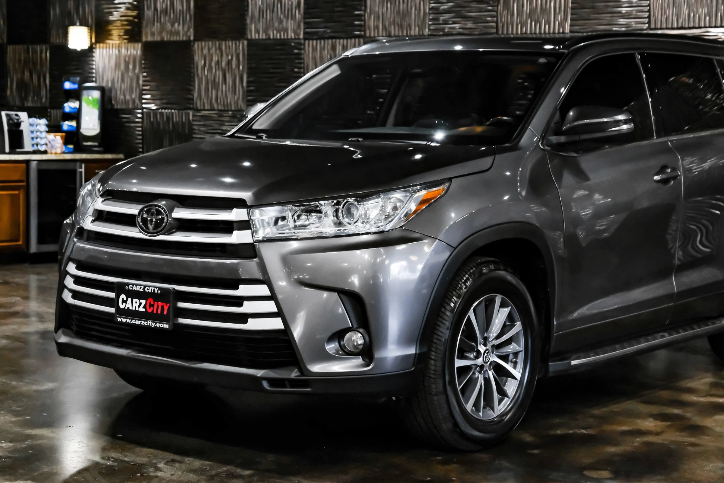 Used 2018 Toyota Highlander XLE FWD image 8