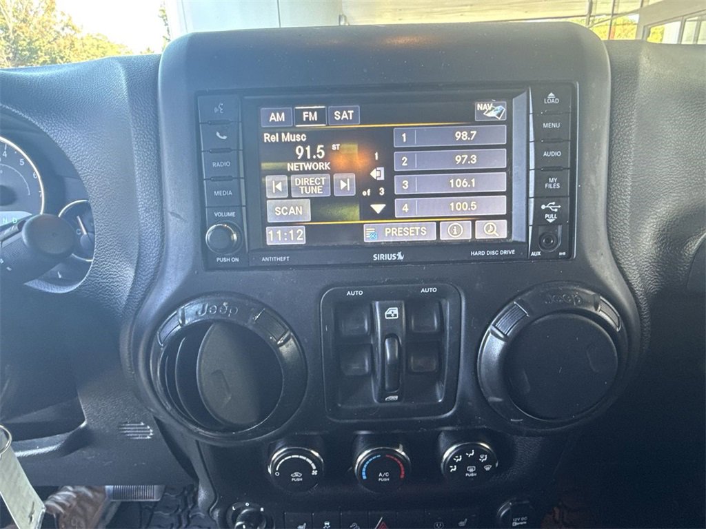 Used 2015 Jeep Wrangler Unlimited Rubicon w/ Connectivity Group image 13