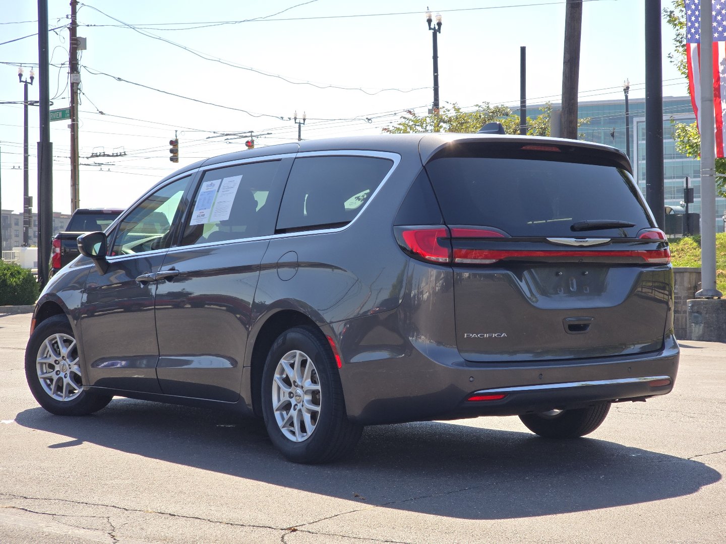 Used 2023 Chrysler Pacifica Touring-L FWD image 21