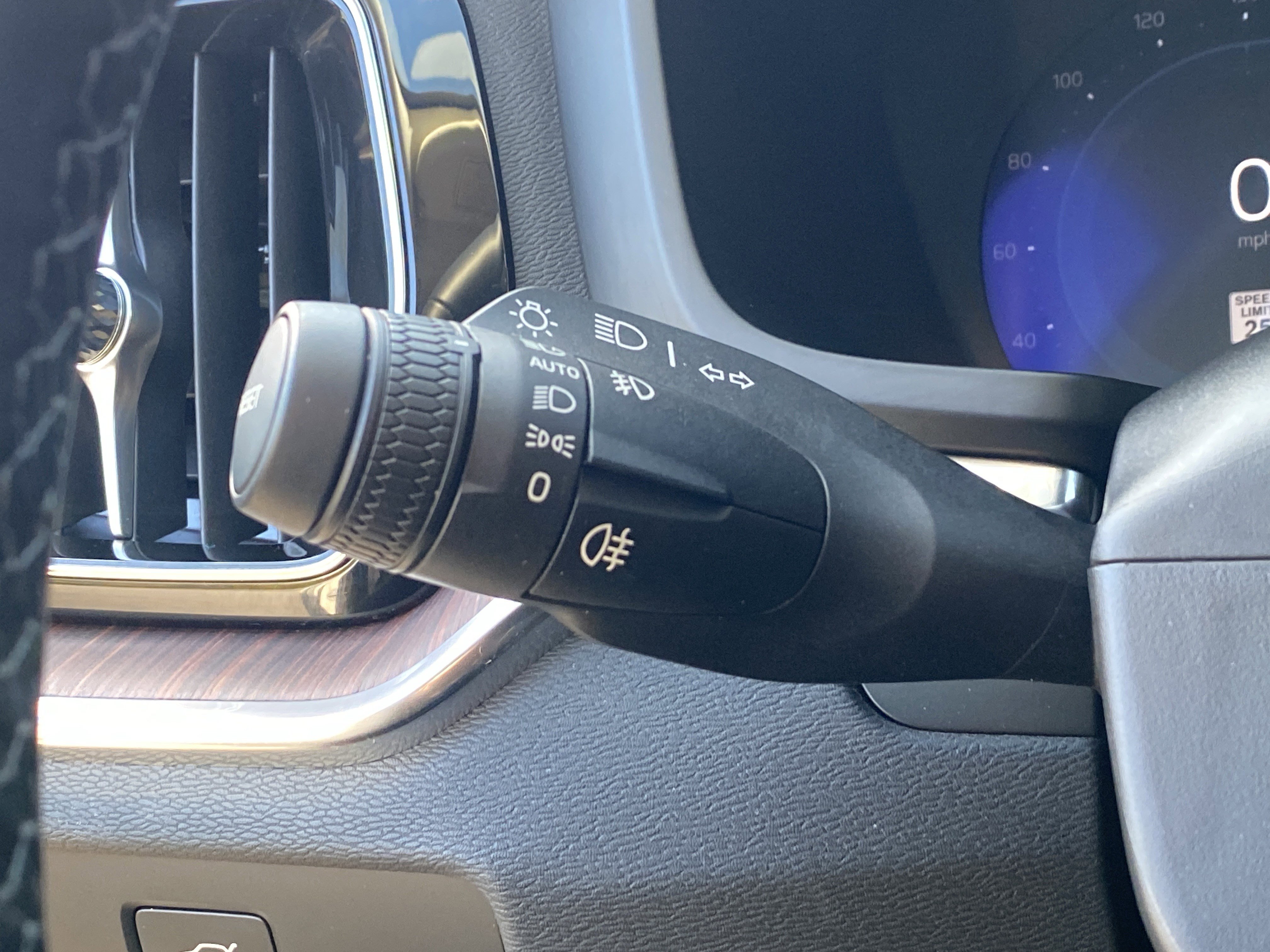 Used 2025 Volvo V60 B5 Cross Country Plus image 28