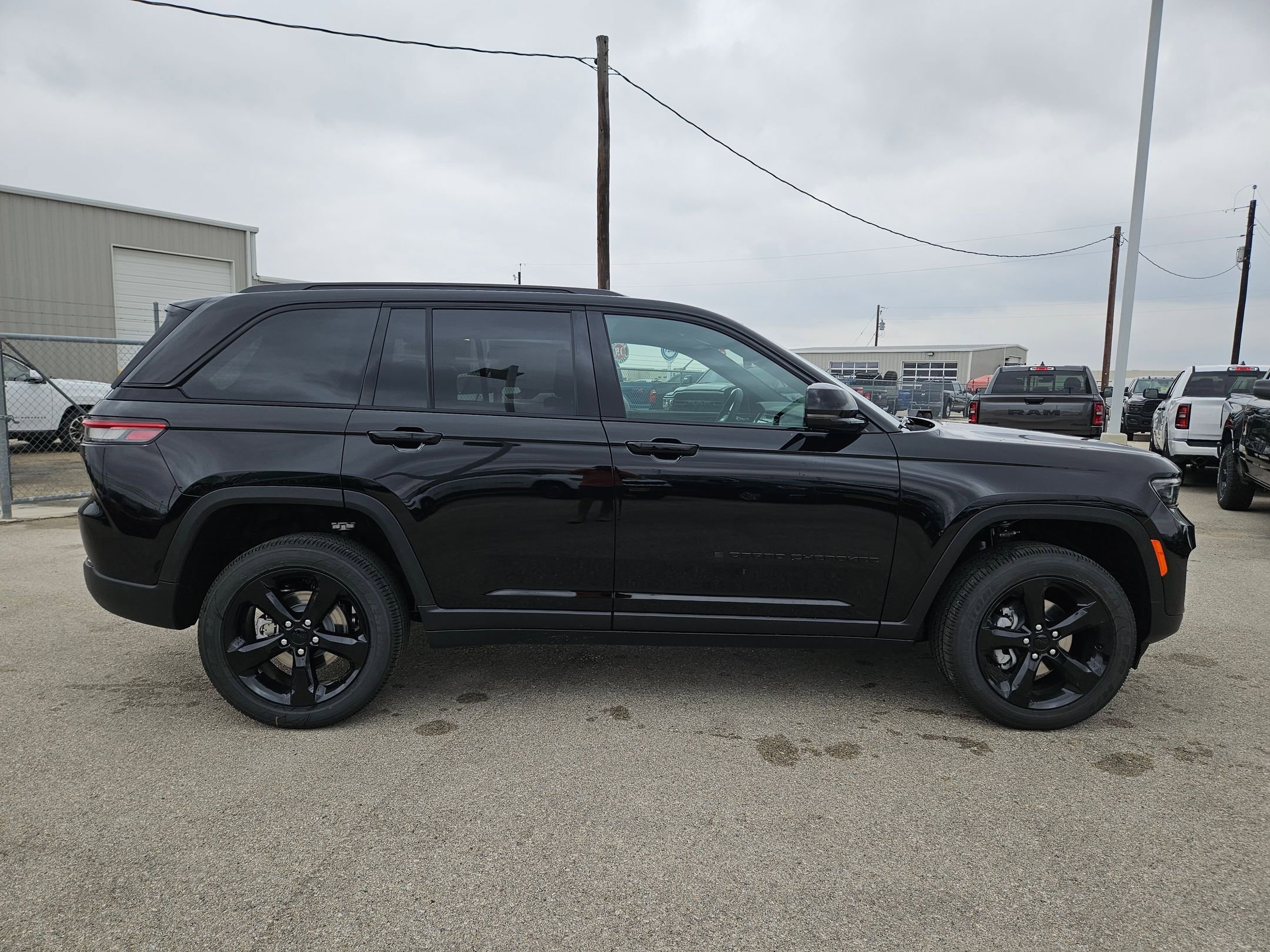 New 2025 Jeep Grand Cherokee Altitude image 2