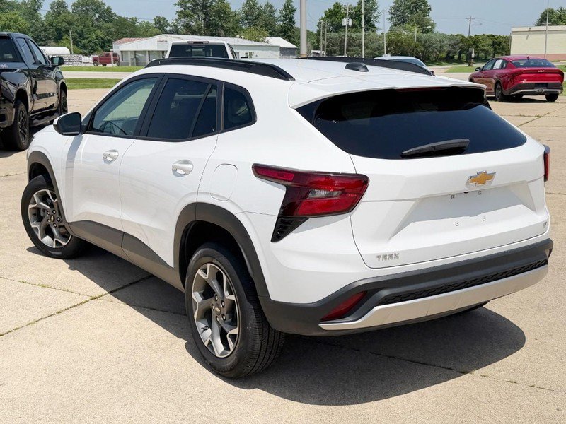 Used 2025 Chevrolet Trax LT w/ LT Convenience Package FWD image 5
