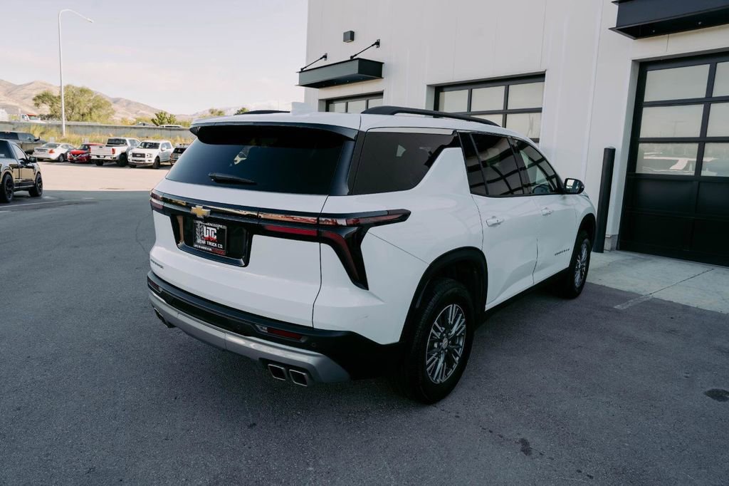 Used 2025 Chevrolet Traverse LT image 5