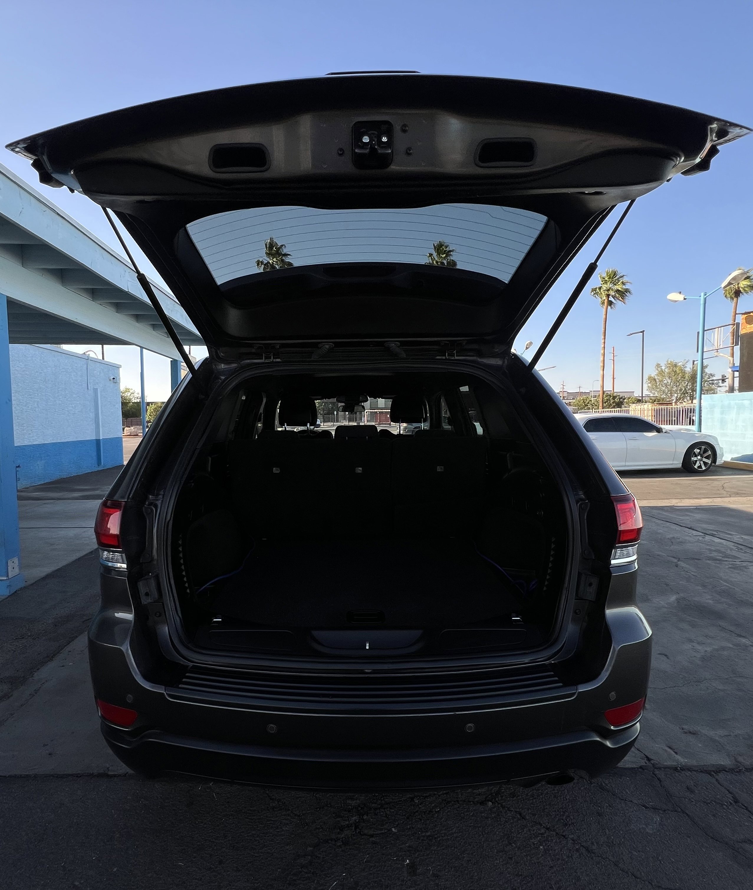 Used 2020 Jeep Grand Cherokee Laredo image 5