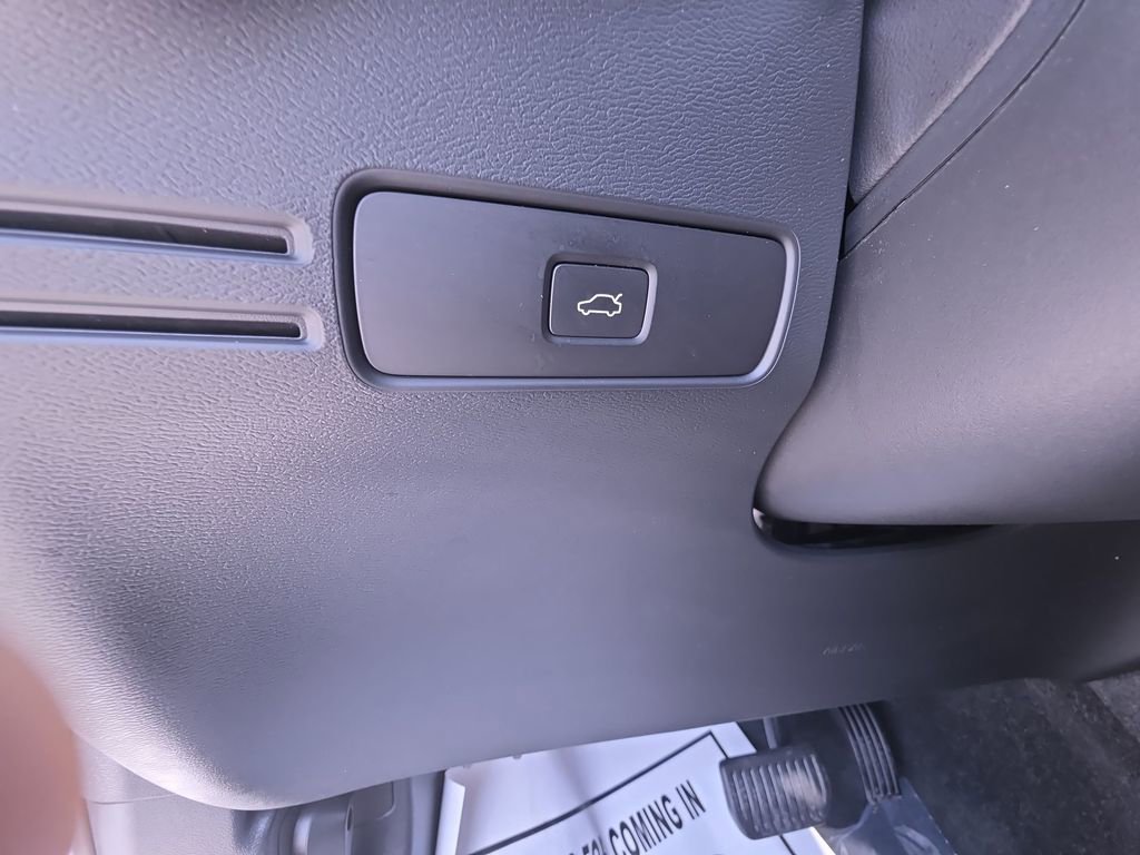 Used 2023 Volvo C40 P8 Recharge Ultimate image 29