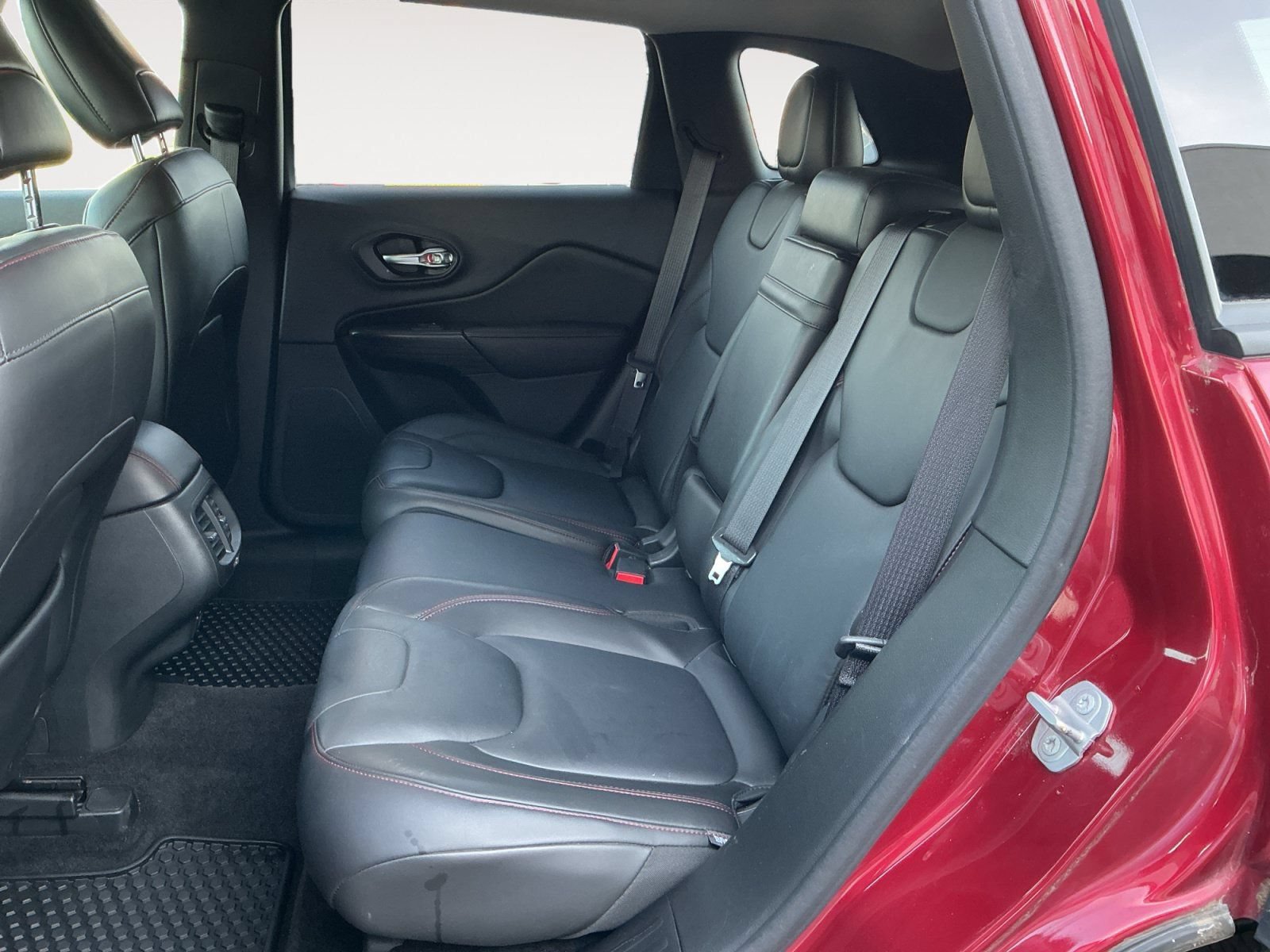 Used 2015 Jeep Cherokee Trailhawk w/ Leather Interior Group AWD/4WD image 13