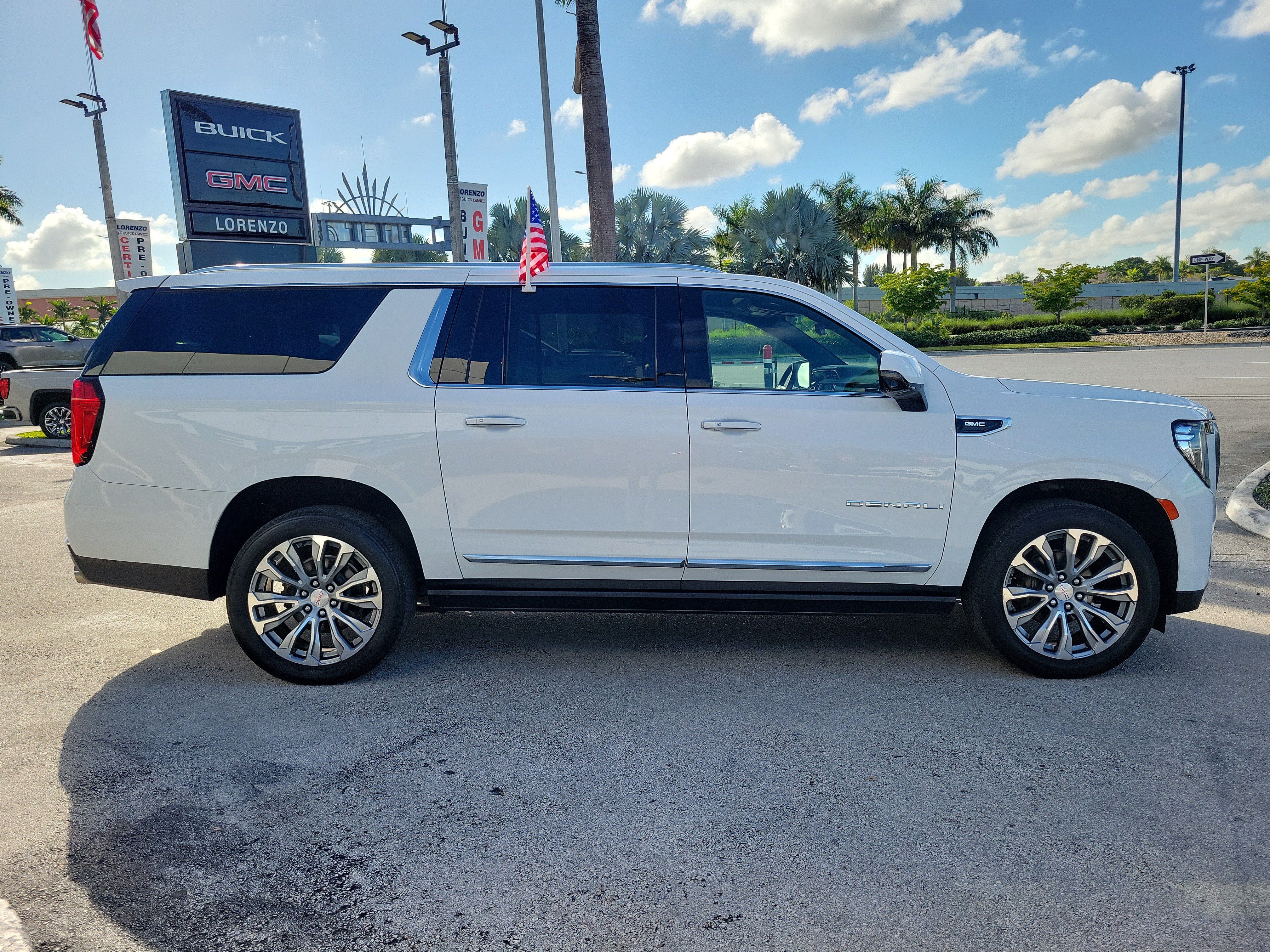 Used 2021 GMC Yukon XL Denali w/ Denali Premium Package RWD image 4