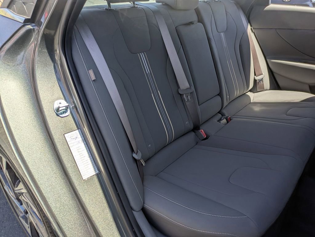 Used 2025 Hyundai Elantra SEL FWD image 28