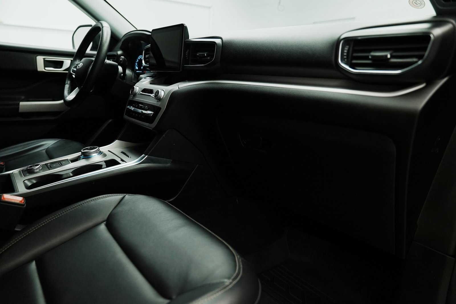 Used 2023 Ford Explorer XLT w/ Equipment Group 202A image 21