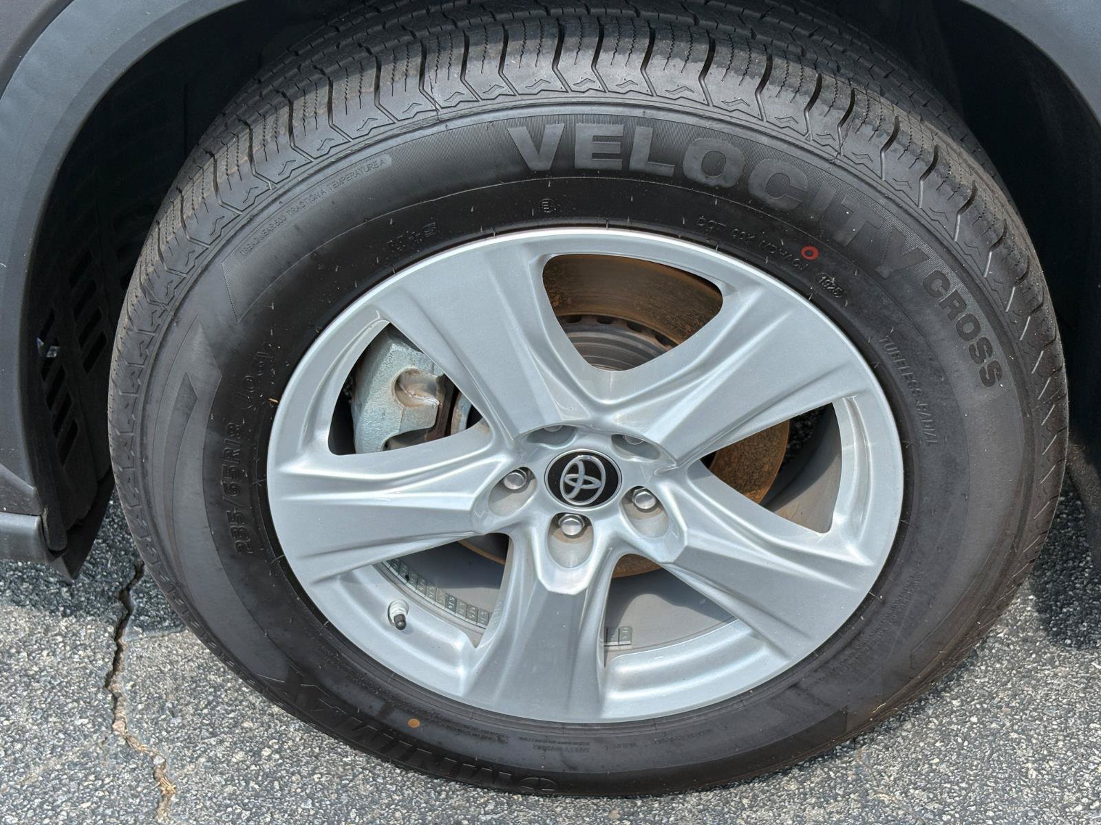 Used 2024 Toyota Highlander LE FWD image 14