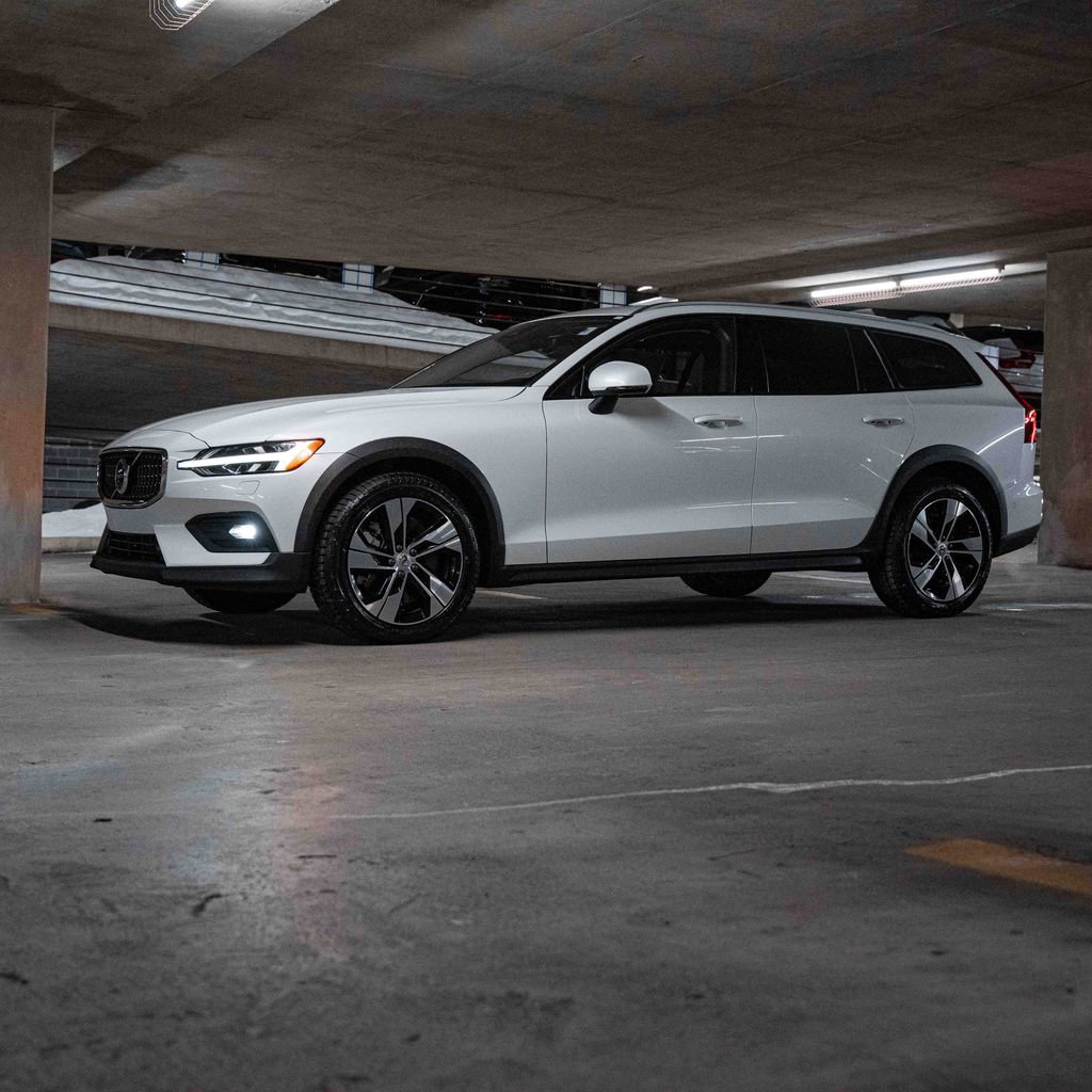 Certified 2024 Volvo V60 B5 Cross Country Plus image 3