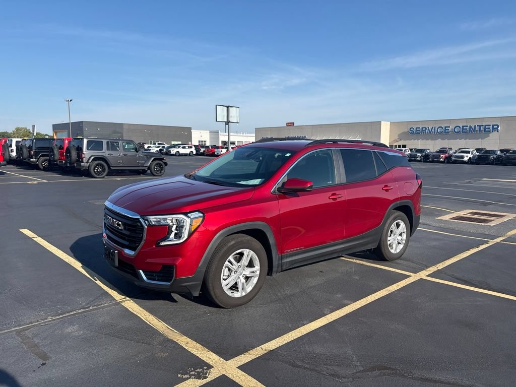 Used 2024 GMC Terrain SLE w/ Driver Convenience Package FWD image 4