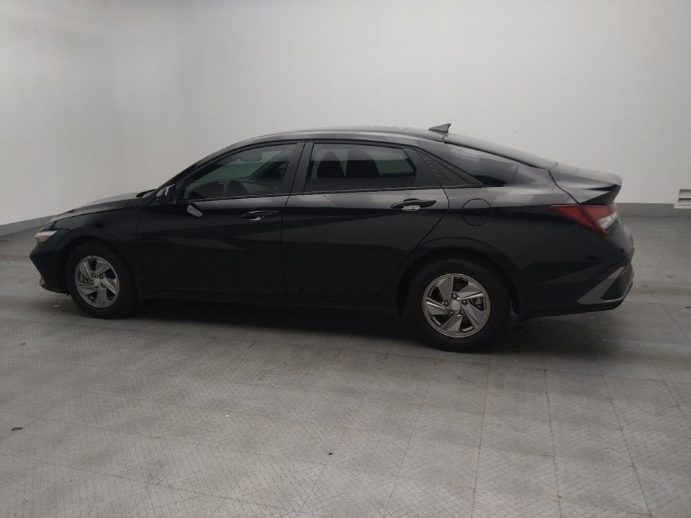 Used 2025 Hyundai Elantra SE image 3