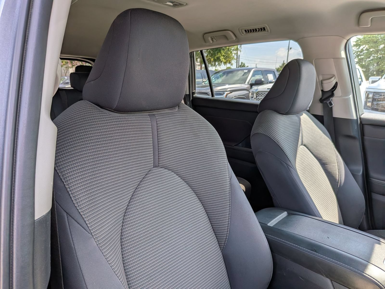 Used 2024 Toyota Highlander LE FWD image 38