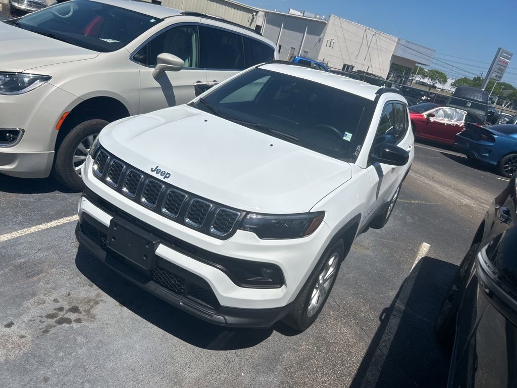 Used 2024 Jeep Compass Latitude image 8