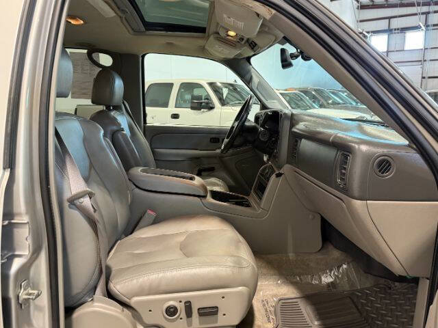 Used 2005 GMC Yukon XL 2500 SLT w/ SLT Preferred Equipment Group AWD/4WD image 17