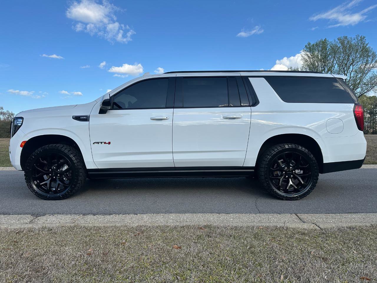 Used 2023 GMC Yukon XL AT4 image 8