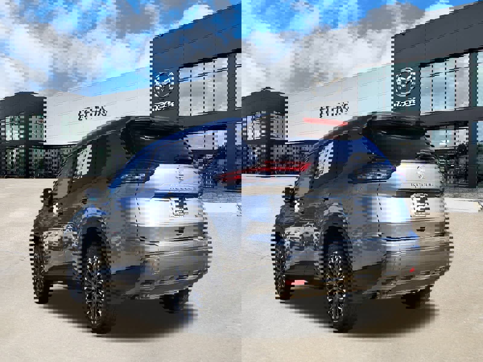 Used 2025 Nissan Rogue SL w/ Tech Package image 2