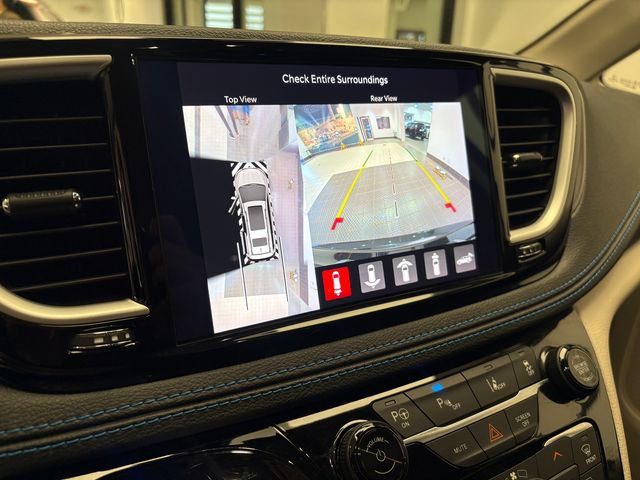 Used 2021 Chrysler Pacifica Touring-L image 17