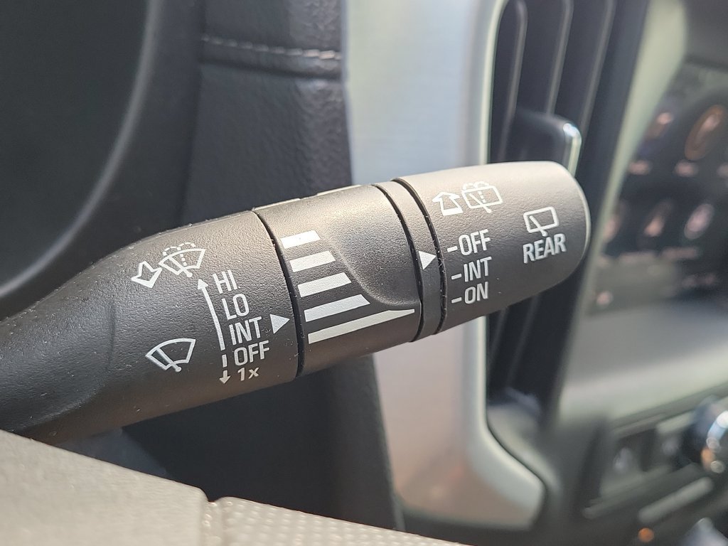 Used 2024 GMC Terrain SLE w/ Driver Convenience Package FWD image 12