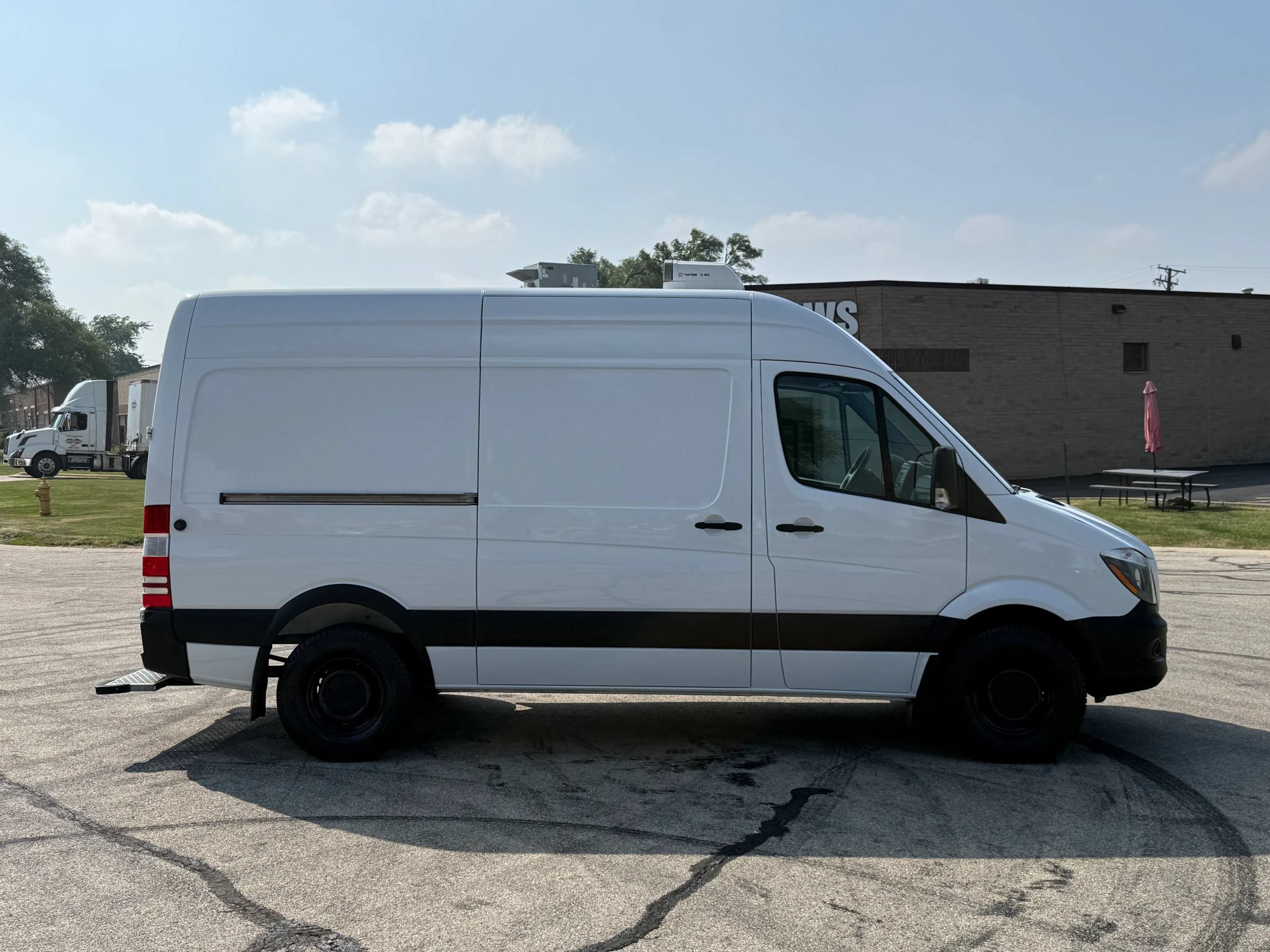 Used 2015 Freightliner Sprinter 2500 w/ Additional Battery Package RWD image 7