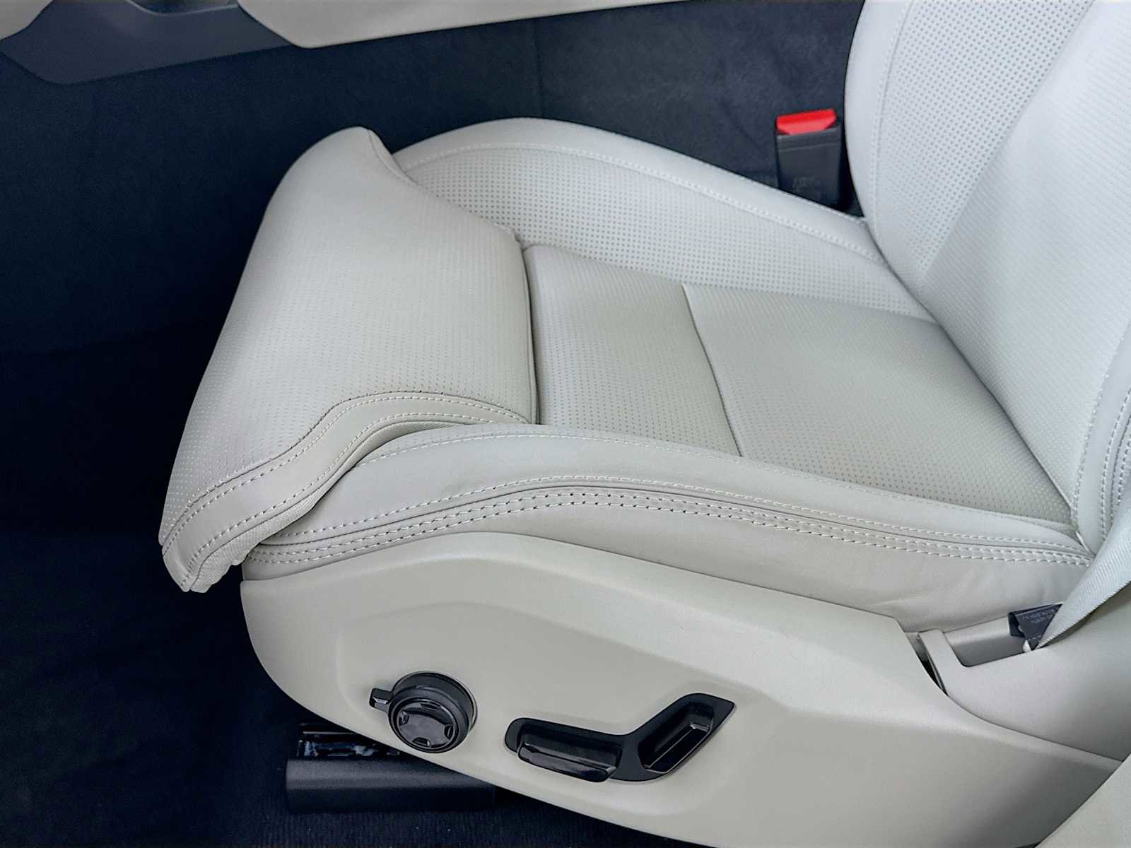 New 2026 Volvo XC90 T8 Ultra w/ Protection Package image 18