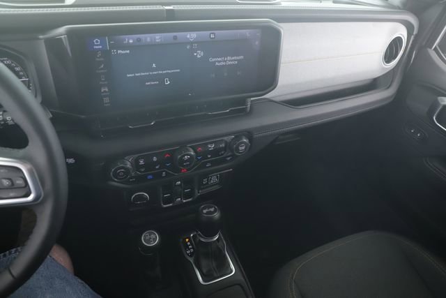 Used 2025 Jeep Wrangler Unlimited Sahara image 25