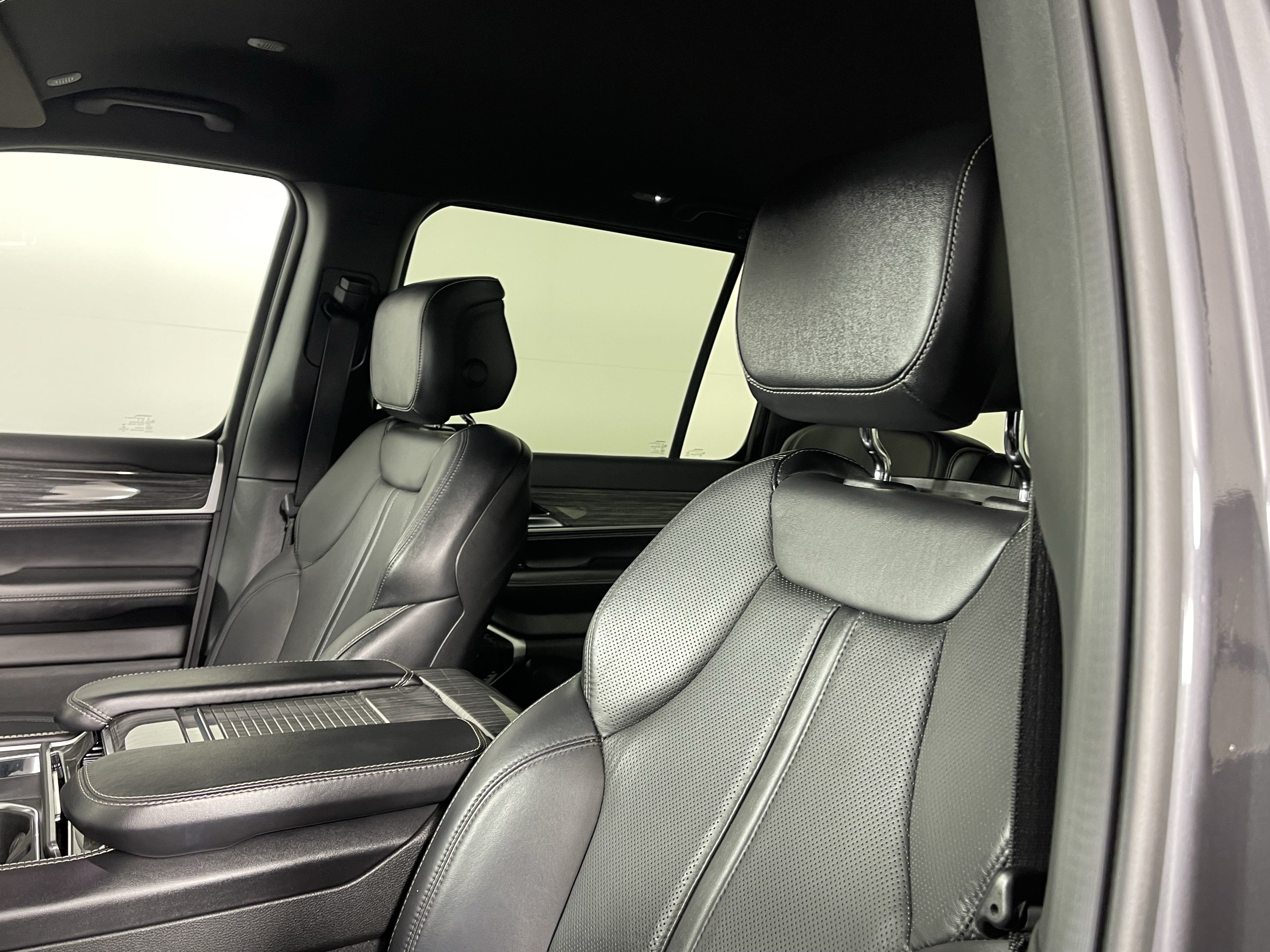 Used 2022 Jeep Wagoneer Series III w/ Flexible Seating Group AWD/4WD image 16