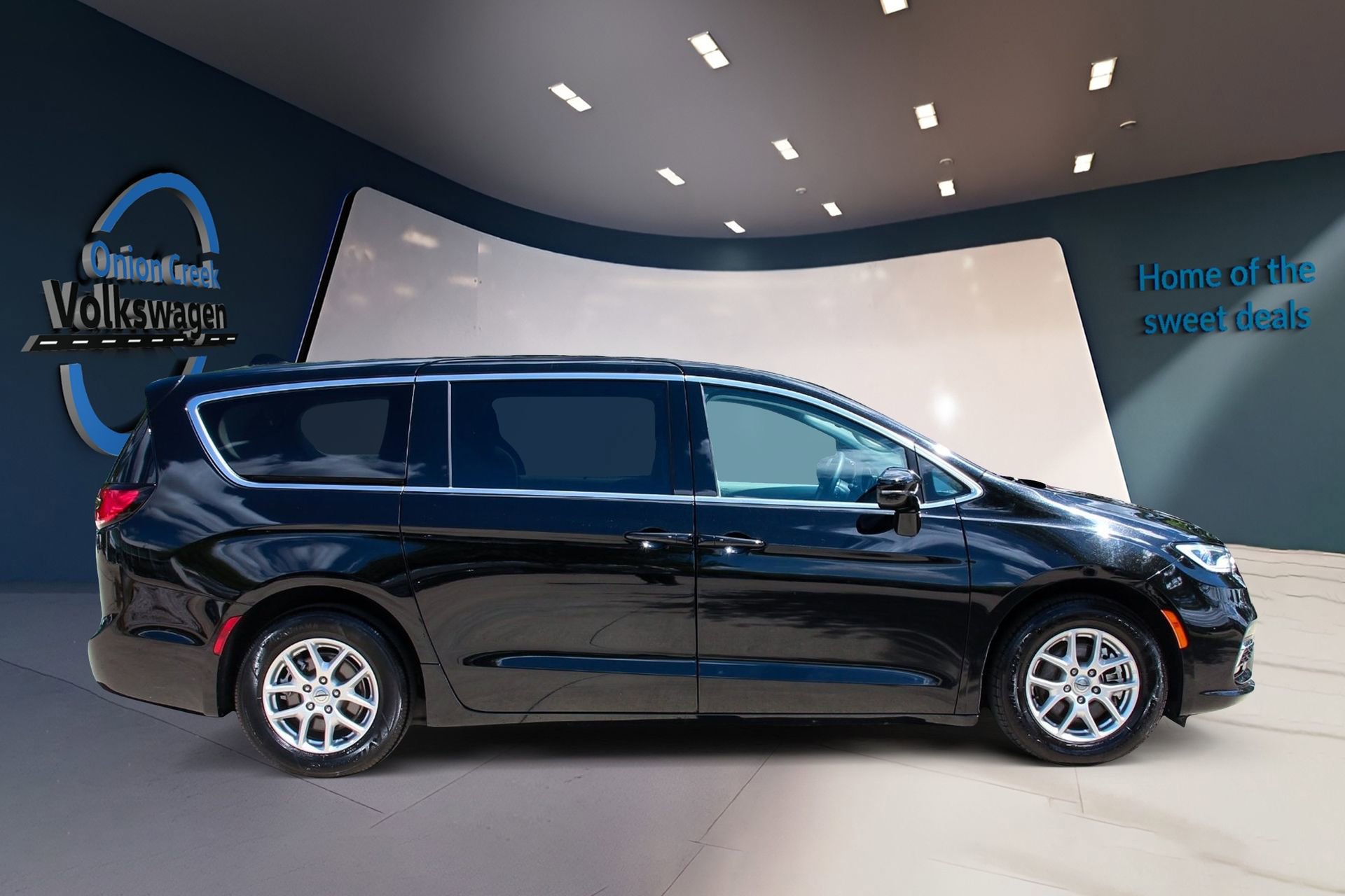 Used 2024 Chrysler Pacifica Touring-L image 4