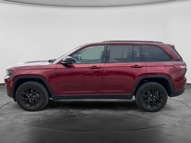 Used 2024 Jeep Grand Cherokee Altitude AWD/4WD image 4