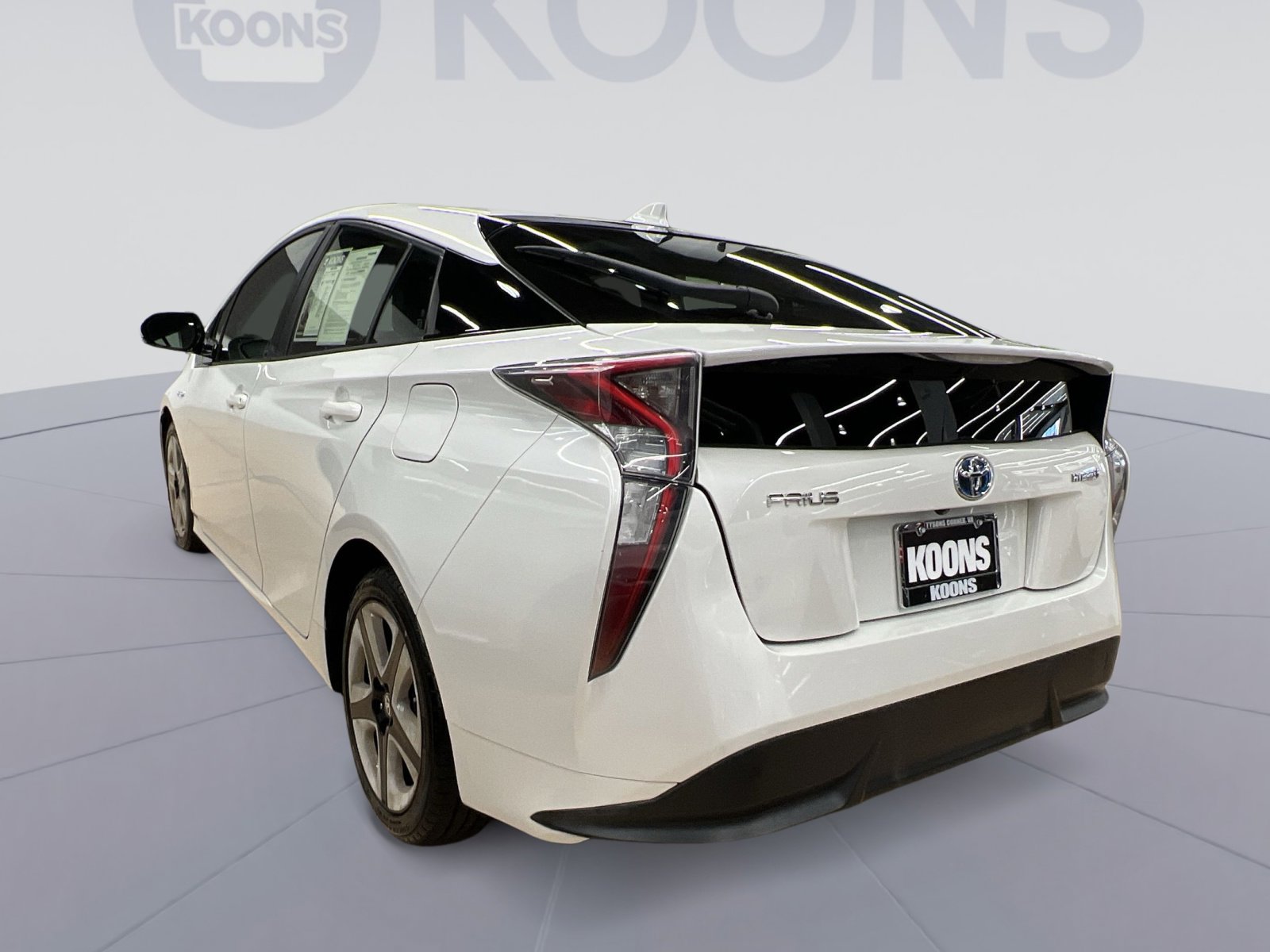 Used 2016 Toyota Prius Three Touring FWD image 2