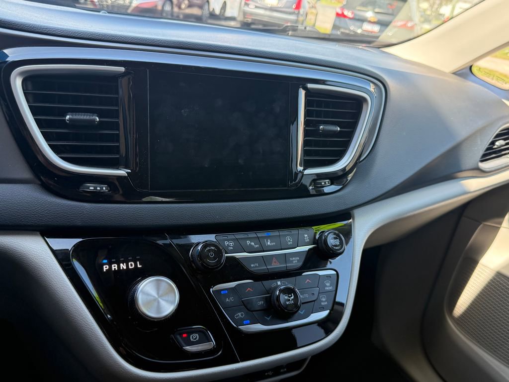 Used 2020 Chrysler Pacifica Touring-L w/ Advanced Safetytec Group image 28