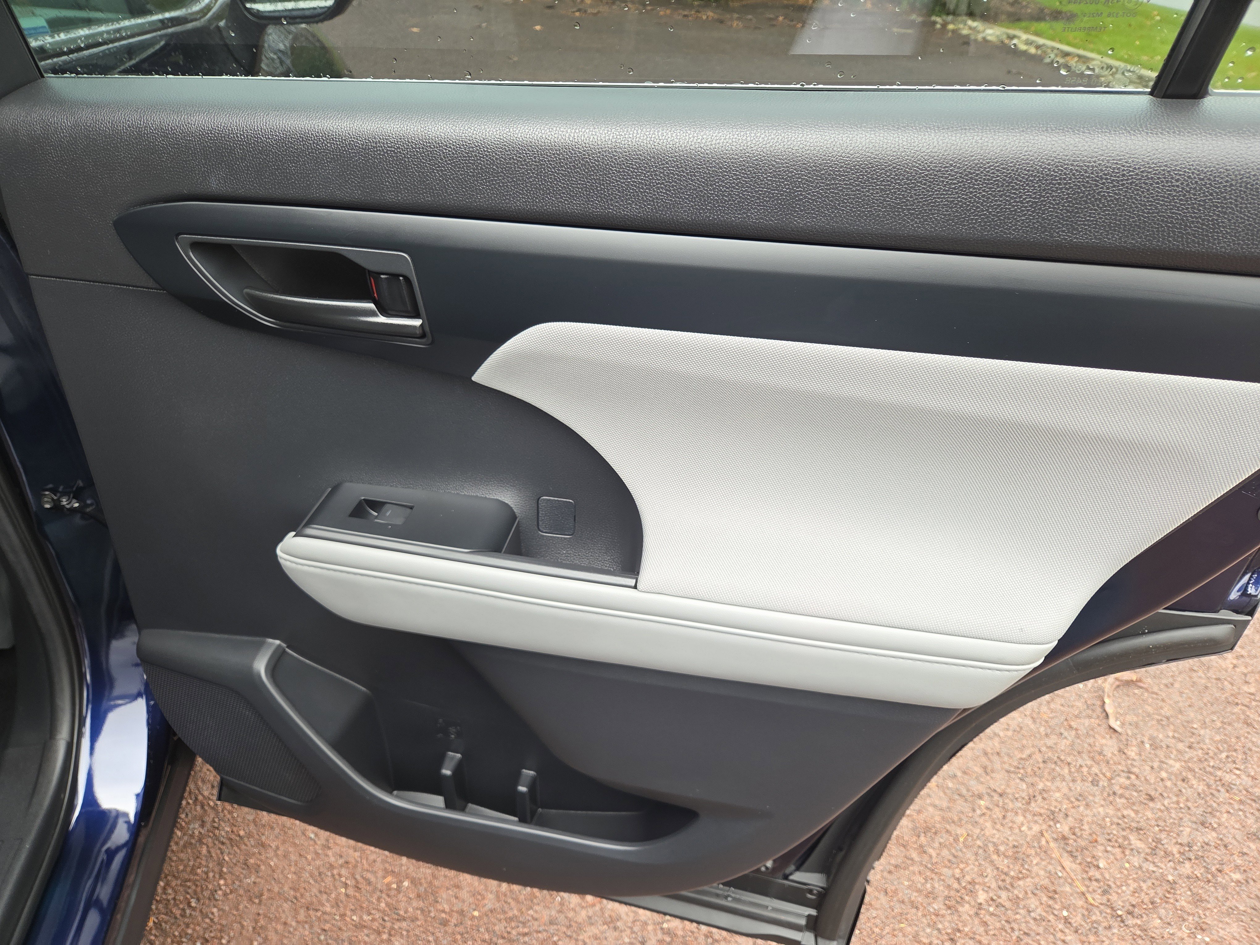 Used 2020 Toyota Highlander LE image 19