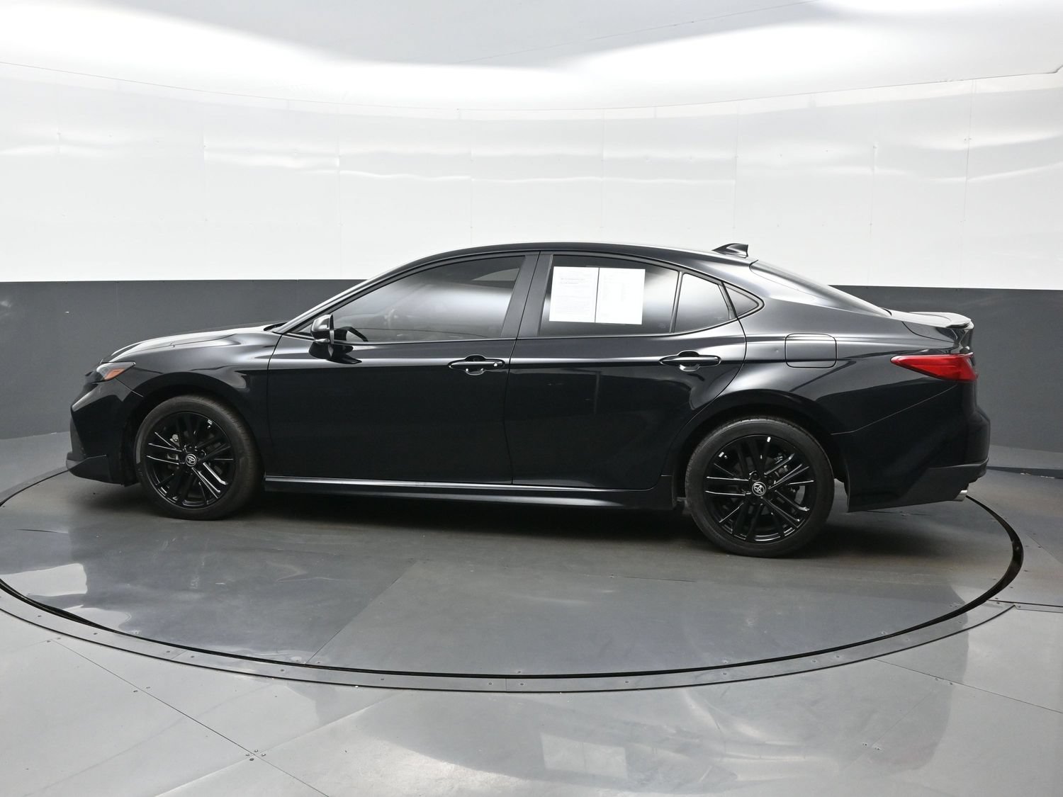 Used 2025 Toyota Camry SE AWD/4WD image 3