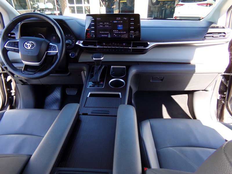 Used 2022 Toyota Sienna XLE image 12
