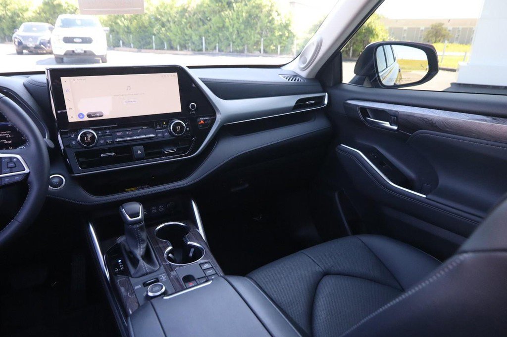 Used 2025 Toyota Highlander Platinum AWD/4WD image 30