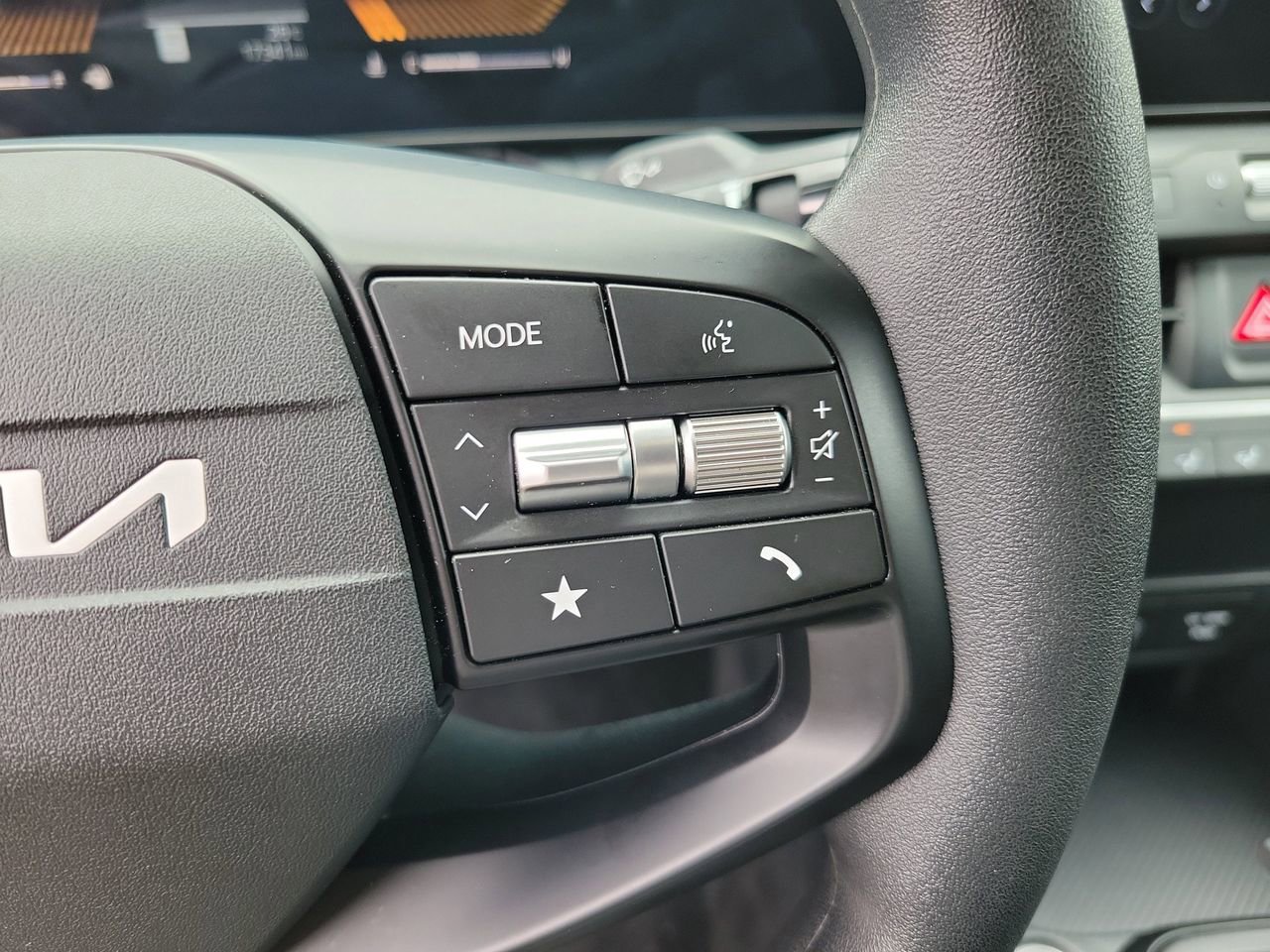 Used 2025 Kia K4 LXS image 19