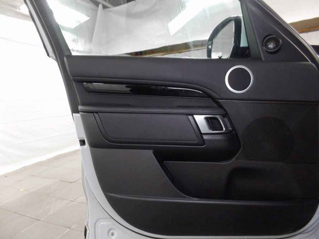 Used 2019 Land Rover Discovery SE image 17