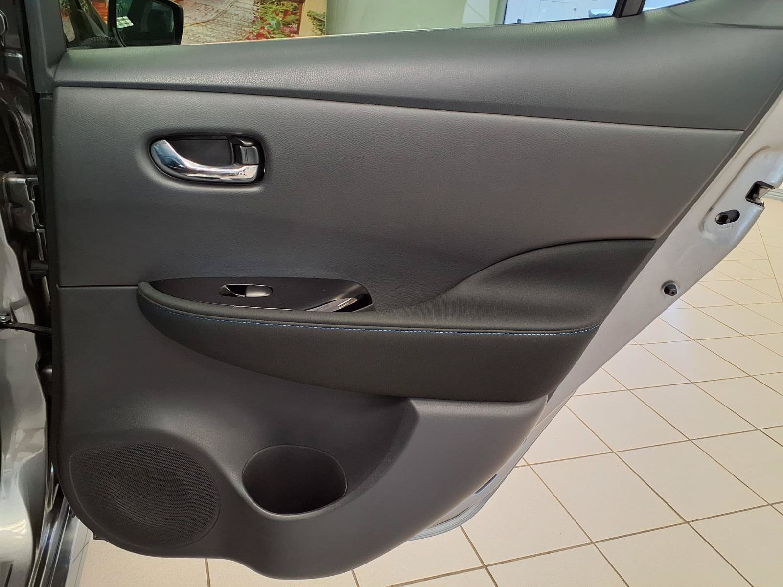 Used 2022 Nissan Leaf SV w/ SV Technology Package FWD image 12