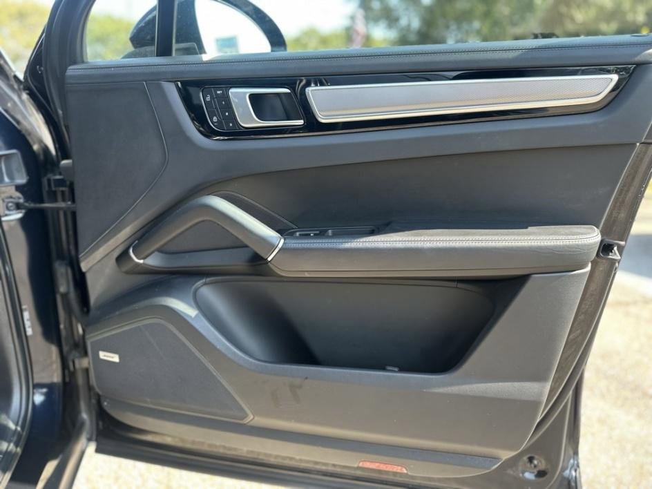 Used 2022 Porsche Cayenne Platinum Edition image 22