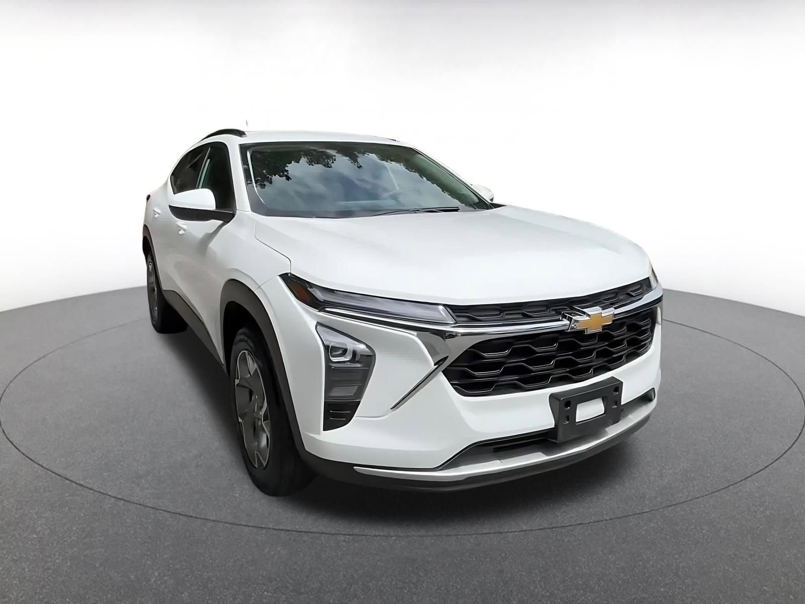 Used 2025 Chevrolet Trax LT FWD image 3