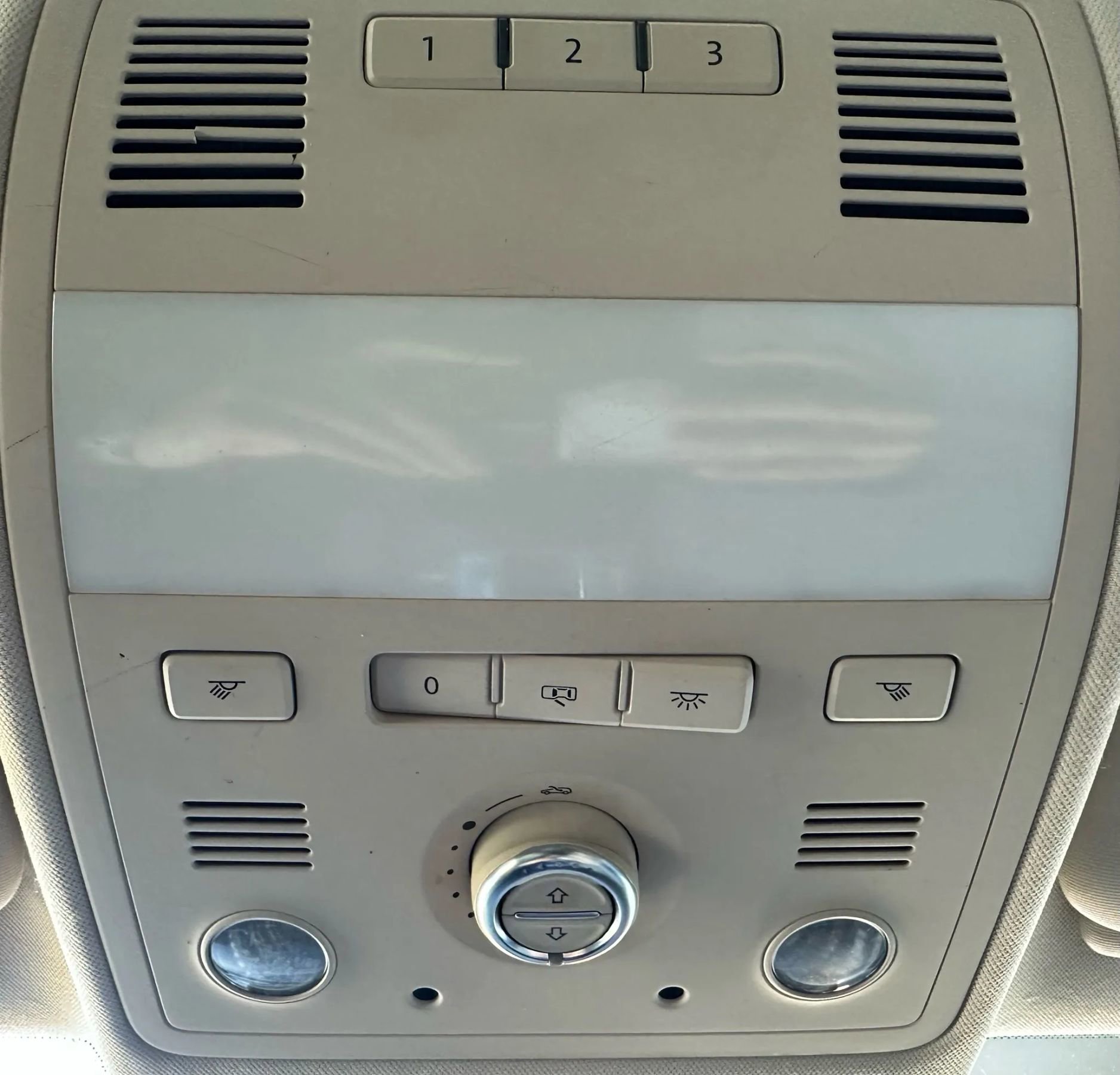 Used 2013 Volkswagen Touareg Sport image 25