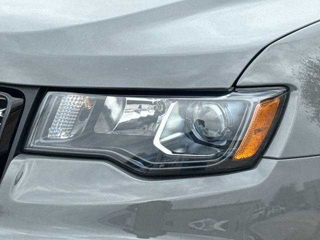 Used 2021 Jeep Grand Cherokee Laredo X image 4