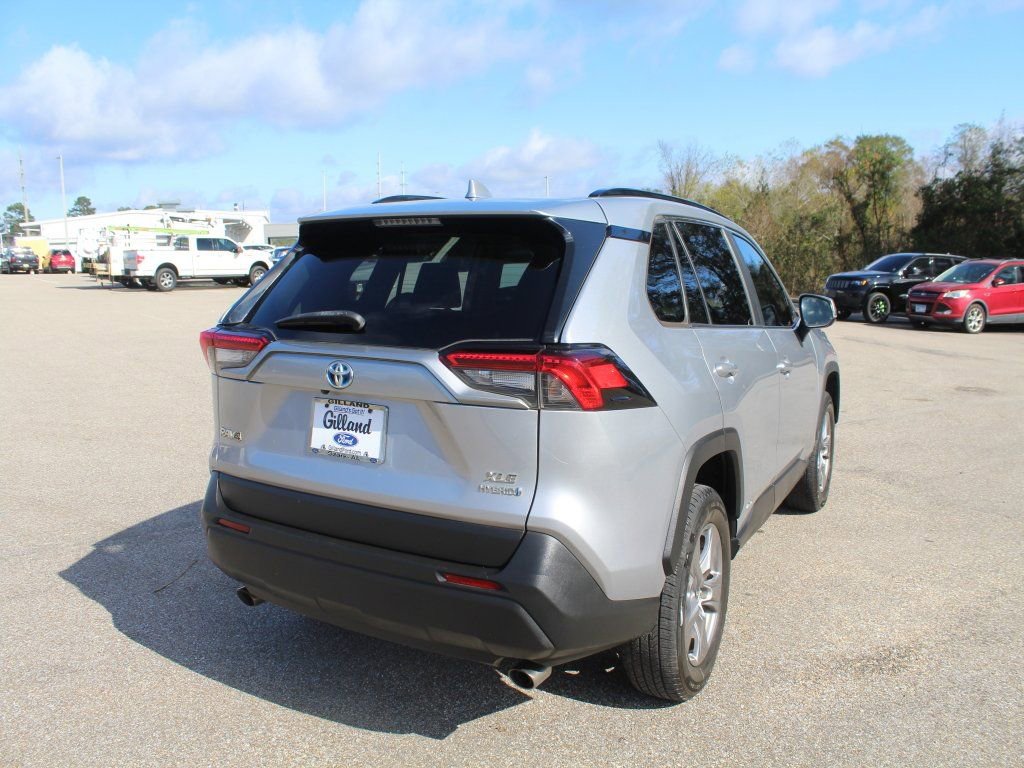 Used 2022 Toyota RAV4 XLE w/ Convenience Package image 11