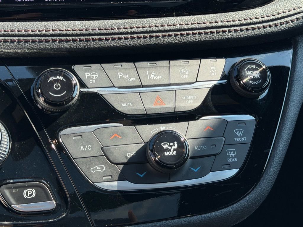 Used 2020 Chrysler Pacifica Limited image 26