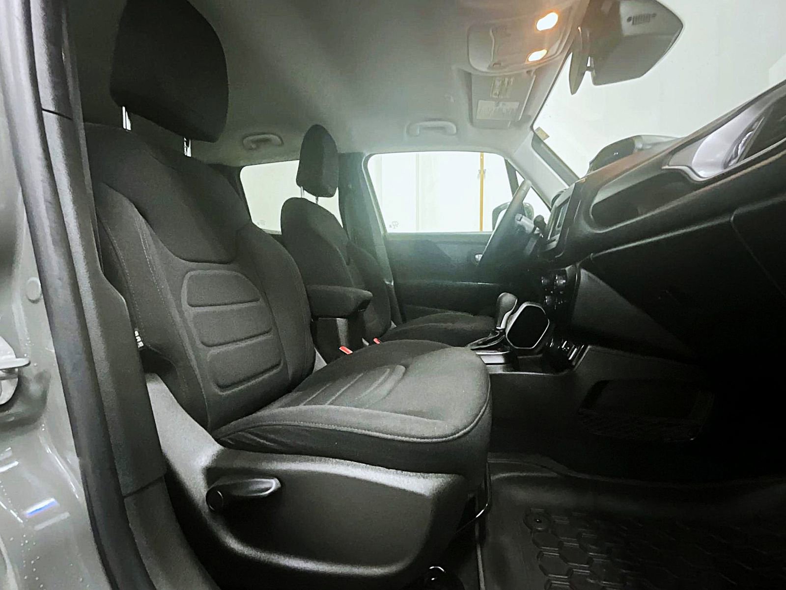 Used 2021 Jeep Renegade Latitude AWD/4WD image 16