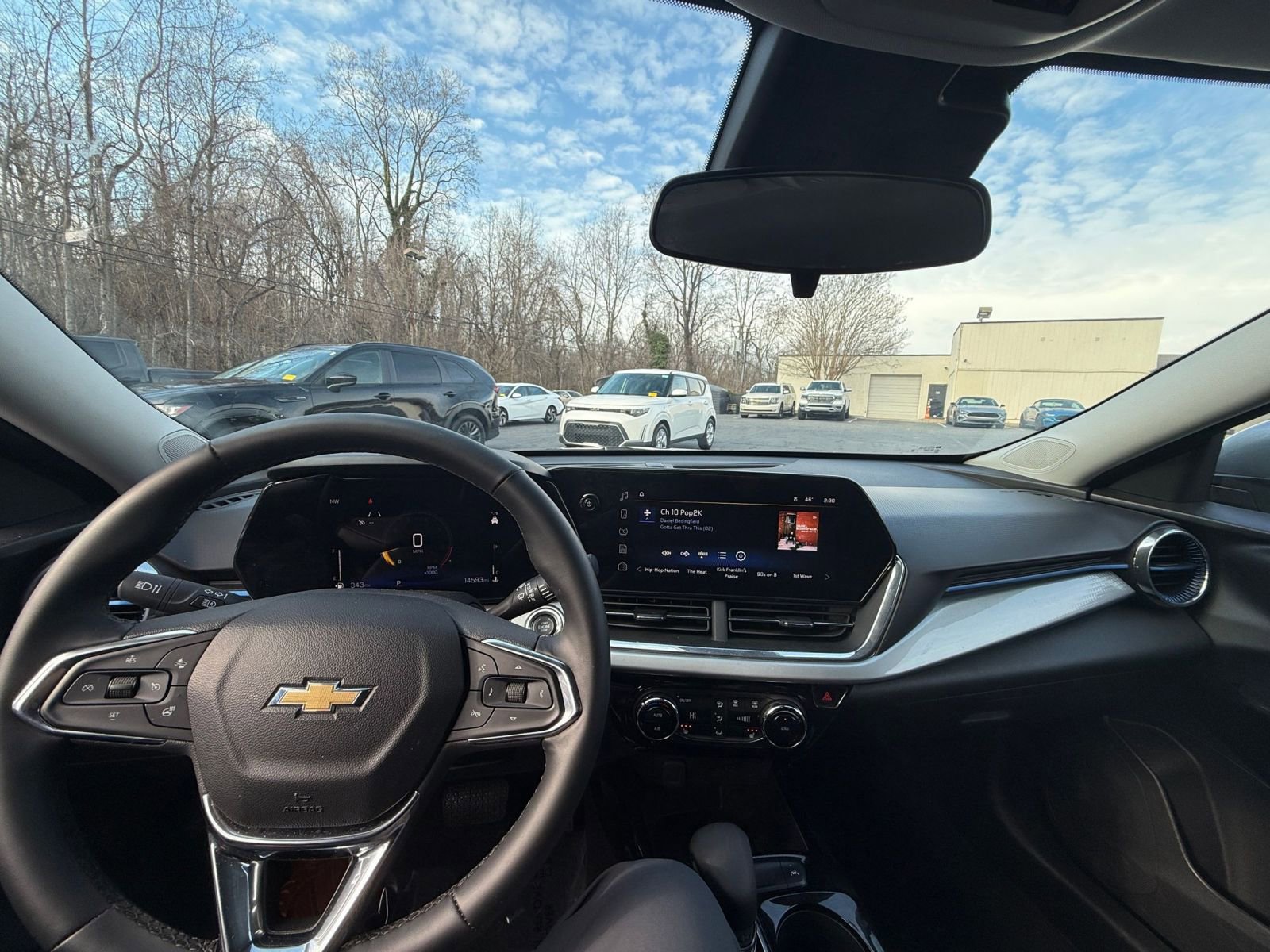 Used 2025 Chevrolet Trax LT w/ LT Convenience Package image 32